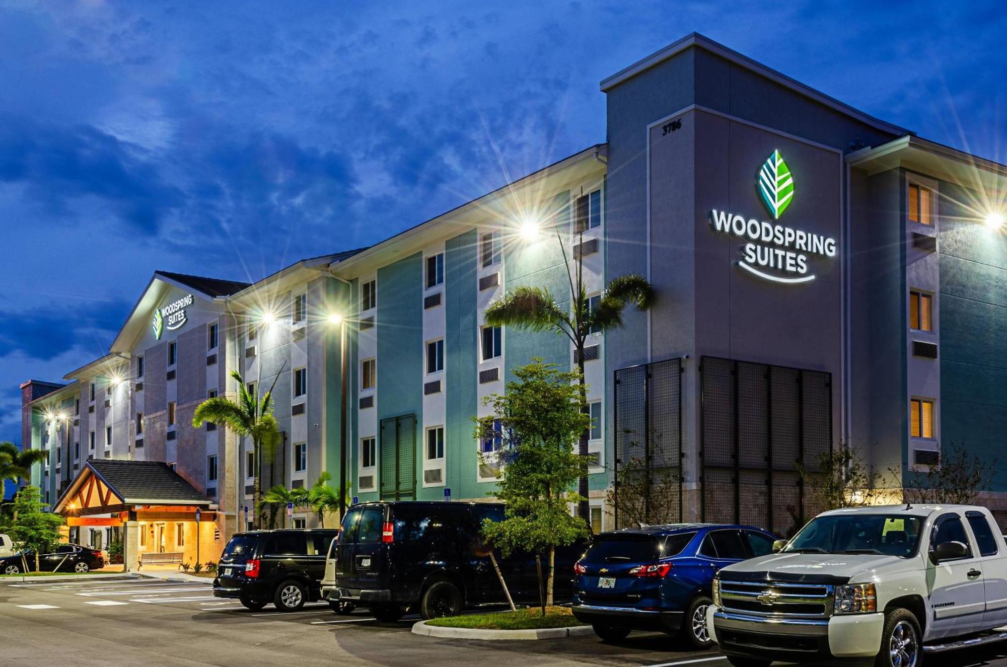 Woodspring Suites Naples Golden Gate ภายนอก รูปภาพ