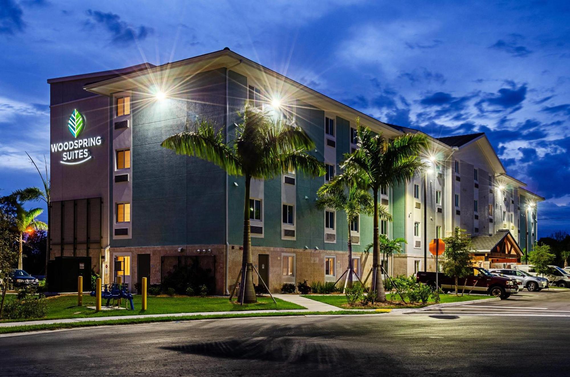 Woodspring Suites Naples Golden Gate ภายนอก รูปภาพ