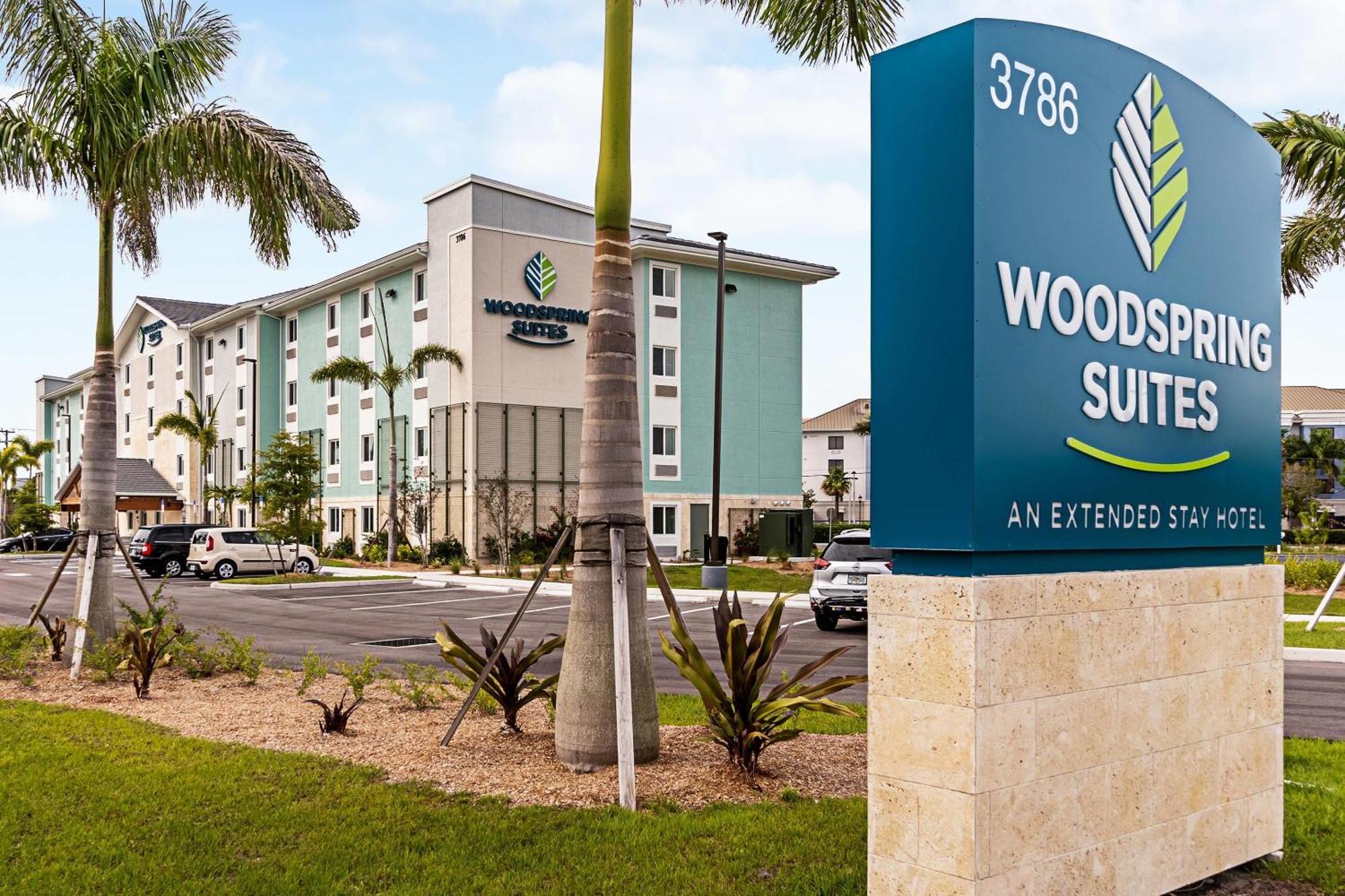 Woodspring Suites Naples Golden Gate ภายนอก รูปภาพ